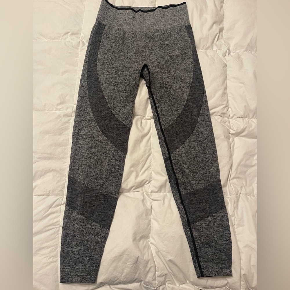 Size medium PINK seamless contour leggings. Black